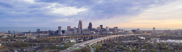 Autopista a través de Cleveland Ohio Cuyahoga County Seat América del Norte — Foto de Stock