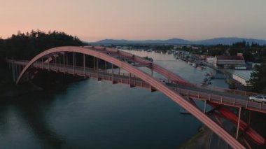 Gökkuşağı Köprüsü ve Swinomish Kanal Laconner Washington Üzerinde Havadan Görünümü