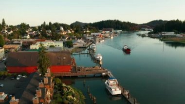 Havadan Görünüm Kırmızı Tekne Waterfront Laconner Washington Rainbow Köprüsü