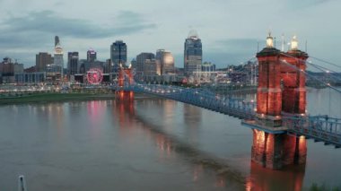 Gece Şelaleleri, Cincinnati ve Covington 'u Ohio Nehri' ne bağlayan Roebling Köprüsü 'nde.