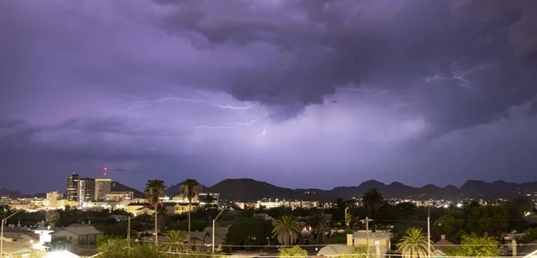 Tempestade elétrica Relâmpago Ataque sobre o centro de Tucson Arizona — Fotografia de Stock