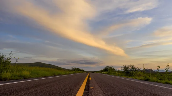 Низкая перспектива Открытый Дорожный Асфальт Техасское Драматическое Небо — стоковое фото