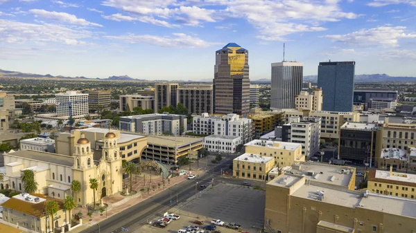 Niebieskie niebo lotnicze perspektywa Downtown City Skyline Tucson Arizona — Zdjęcie stockowe