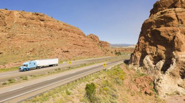 Yeni Mexi Interstate 40 boyunca Araç ve Kamyon Trafik Seyahat