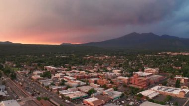 Flagstaff Mount Humphreys yanında bir Wildfire Burns olarak Güneş Setleri