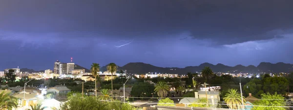 Lila blått ljus lyser upp himlen över byggnaderna hem Tuscon — Stockfoto