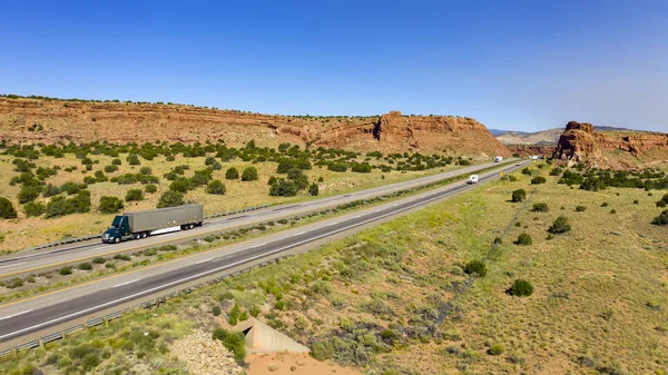 Dopravní a nákladní automobily cestování po Interstate 40 v Novém Mexiku — Stock fotografie