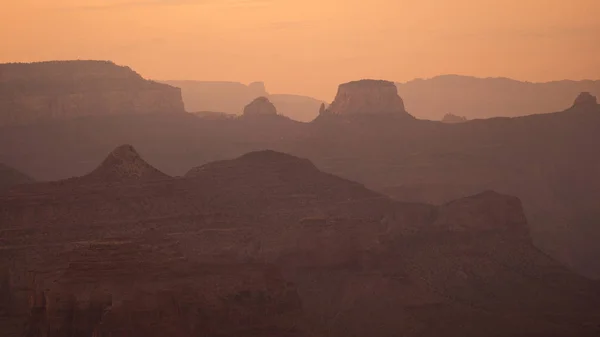 Luce e ombre cadono attraverso creste e sporgenze del Grand Canyon — Foto Stock