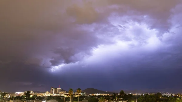 Lila blått ljus lyser upp himlen över byggnaderna hem Tucson — Stockfoto