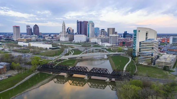 Légifelvétel felett a Columbus Ohio Skyline felvázoló Scioto folyó — Stock Fotó