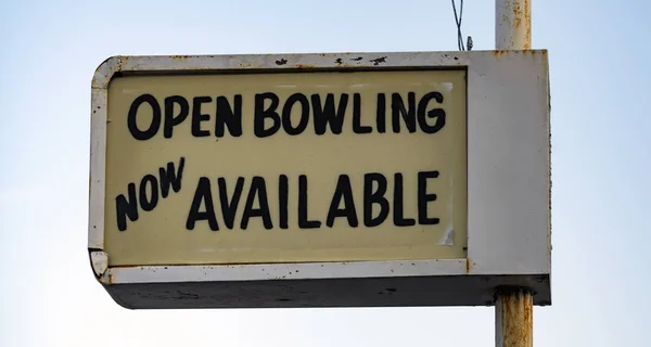 Vecchio segno illuminato arrugginito al centro ricreativo dice Open Bowling — Foto Stock