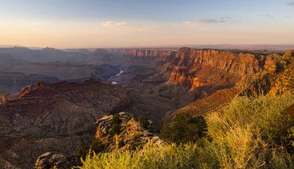 Řeka Colorado prořezává skrz rudou skálu v Grand Canyon Arizona — Stock fotografie