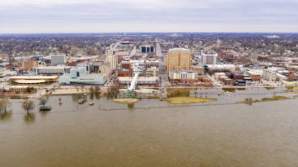 航空写真 ダベンポート アイオワ ウォーターフロント ミシシッピ川洪水 — ストック写真