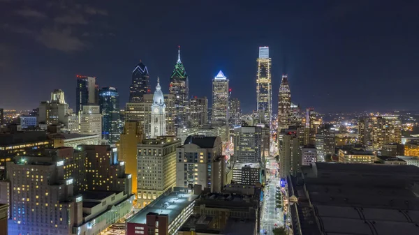 Nacht valt aan de oostkant van het centrum van Philadelphia Pennsylvania — Stockfoto