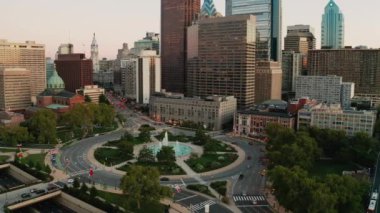 Philadelphia'daki Logan Meydanı'nın üzerinde City Hall Downtown'a bakıyor.