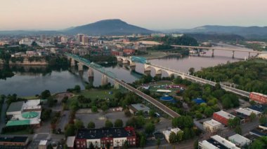 Şafak Işığı, Chatanooga Tennessee 'de akan Pürüzsüz Su ile Gözcü Dağı' na çarpar.