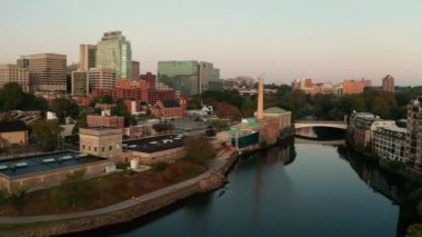 Delaware Nehri Şafak vakti Wilmington 'dan Pürüzsüz Akıyor