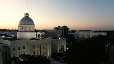 Dexter Bulvarı, Montgomery Alabama şehir merkezindeki klasik devlet binasına çıkar.