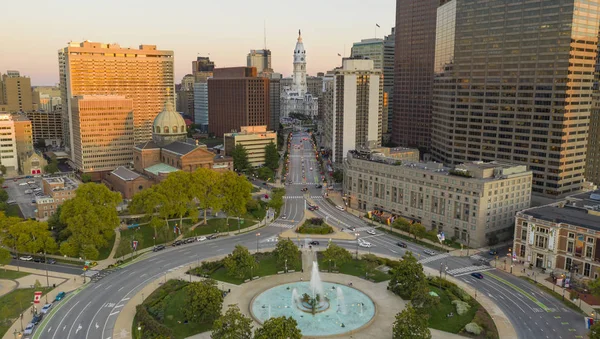 Sopra Logan Square a Filadelfia guardando City Hall Downtown — Foto Stock