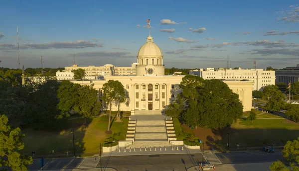 Dexter Avenue prowadzi do klasycznej Statehouse w centrum Montgomery — Zdjęcie stockowe