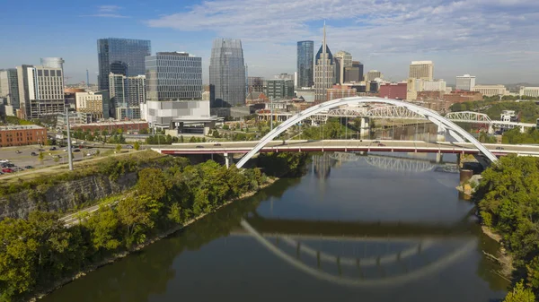 Puente de Arco Histórico transporta tráfico sobre el río Cumberland — Foto de Stock