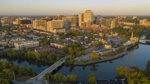 Řeka Delaware hladce teče Wilmingtonem za úsvitu — Stock fotografie