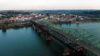 Ohio Nehri üzerindeki köprüler Belpre Ohio 'dan Parkersburg Batı Virginia' ya