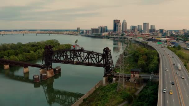 Αεροφωτογραφία Πάνω Από Κέντρο Του Λούισβιλ Κεντάκι Στον Ποταμό Οχάιο — Αρχείο Βίντεο