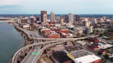 Ohio Nehri üzerindeki Louisville Kentucky Havaalanı Perspektifi