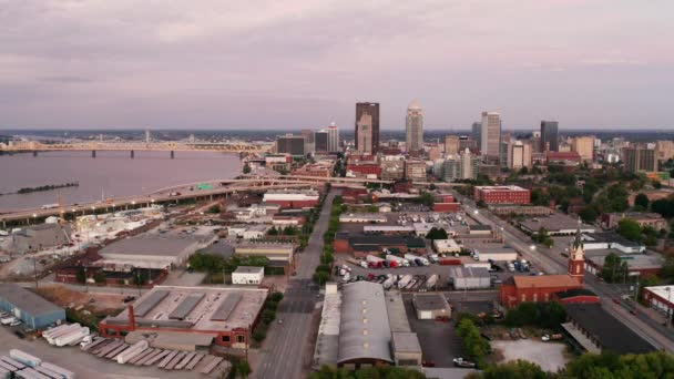 Воздушная Перспектива Над Центром Города Луисвилл Кентукки Реке Огайо — стоковое видео