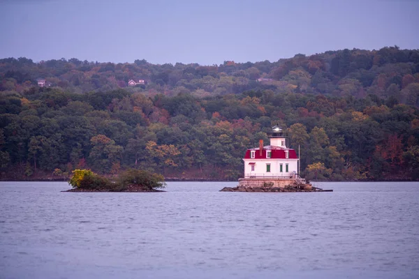 Flashs du phare de Port Ewan Lumineux dans la rivière Hudson New York — Photo
