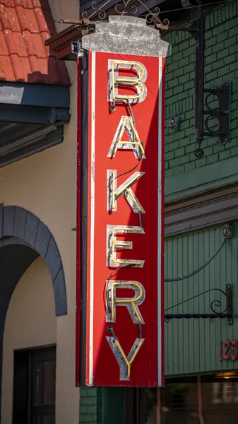 Gamla Neon Building Sign säger bageri — Stockfoto