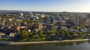 Pensilvanya 'nın başkenti Harrisburg Susquehanna Nehri üzerinde.