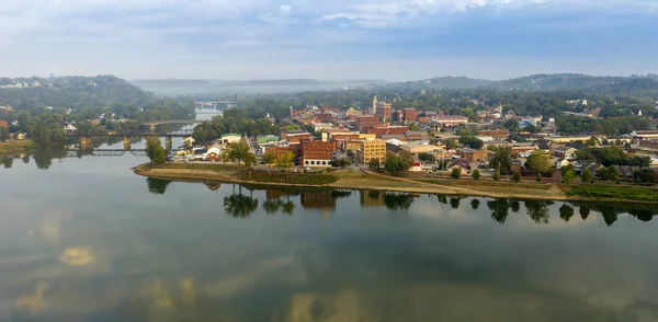 Mañana brumosa sobre el río y la calle principal Marietta Ohio — Foto de Stock