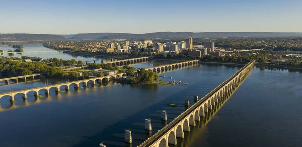 Harrisburg állam fővárosa Pennsylvania mentén a Susquehanna folyón — Stock Fotó