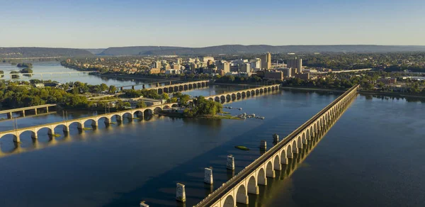 Pensilvanya 'nın başkenti Harrisburg Susquehanna Nehri üzerinde. — Stok fotoğraf