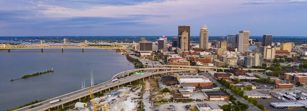 Luchtfoto boven het centrum van Louisville Kentucky op de Ohio — Stockfoto