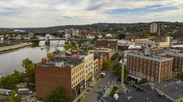 Perspektywa lotnicza nad śródmieściem Troy New York nad rzeką Hudson — Zdjęcie stockowe