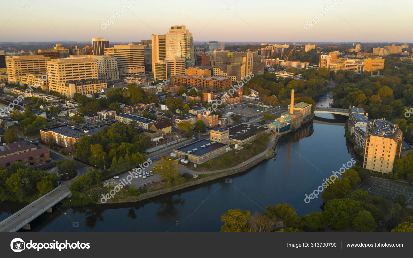 새벽에 윌밍턴을 따라 흐르는 델라웨어 강 — 스톡 사진 © cboswell #313790790