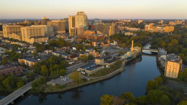 Delaware Nehri Şafak vakti Wilmington 'dan Pürüzsüz Akıyor