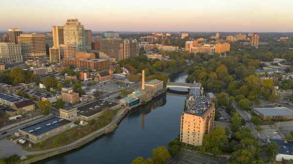 O rio Delaware flui suavemente por Wilmington ao amanhecer — Fotografia de Stock