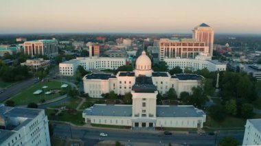 Dexter Bulvarı, Montgomery Alabama şehir merkezindeki klasik devlet binasına çıkar.