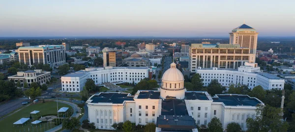 Dexter Avenue leads to the classic statehouse in downtown Montgomery — Stock Photo, Image
