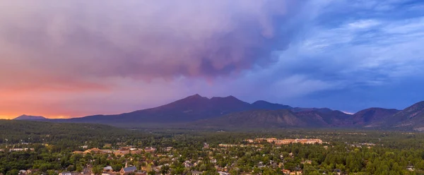 Monte Humphreys al atardecer domina el área alrededor de Flagstaff Arizona — Foto de Stock