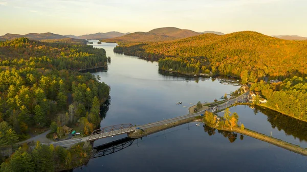 Pôr do sol sobre a estrada 30 Cruzando Long Lake em Adirondacks Park North State NY — Fotografia de Stock