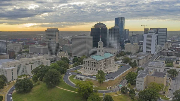 Salida del sol sobre vista aérea Nashville Downtown Capital Building —  Fotos de Stock