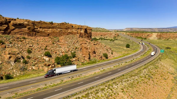 Tráfico de vehículos se mueve a lo largo de una carretera dividida en el suroeste del desierto de EE.UU. — Foto de Stock