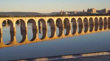 Pensilvanya 'nın başkenti Harrisburg Susquehanna Nehri üzerinde.