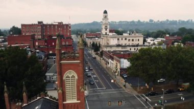 Nehrin Üzerinde Sisli Sabah ve ana cadde Marietta Ohio Washington County