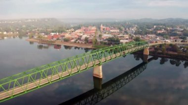 Ohio eyaletindeki Marietta adlı yerleşim bölgesindeki turistleri besleyen manzaralı bir yol.